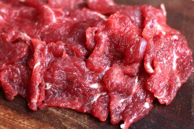 Thịt bò mua về đừng cho ngay vào tủ lạnh, làm thêm bước này thịt để cả tháng vẫn tươi ngon, không khô cứng