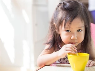 Uống nước ép hoa quả kiểu này mẹ đang hại con mà không hay biết