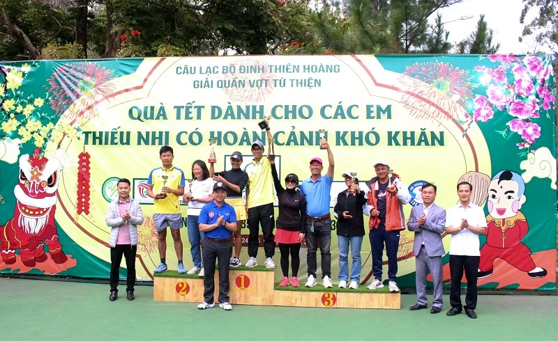 Ban tổ chức trao giải cho các cặp vận động viên xuất sắc.