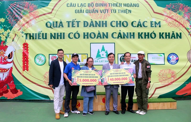 Đại diện ban tổ chức trao số tiền gần 50 triệu đồng cho Trung tâm hoạt động Thanh thiếu niên tỉnh Lâm Đồng và Quỹ Khuyến học, để trao quà Tết cho các em thiếu nhi có hoàn cảnh khó khăn.