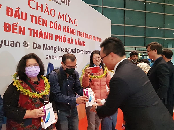 Tặng quà lưu niệm cho các vị khaachs đầu tiên trên chuyến bay của Tigerair Taiwan hạ cánh sân bay Đà Nẵng tối 24.12