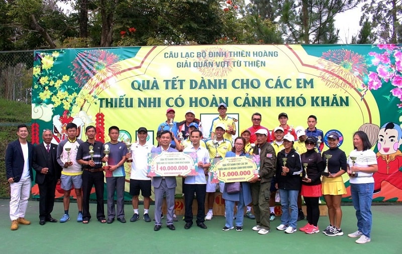 "Tín đồ" banh nỉ Đà Lạt tranh tài gây quỹ từ thiện trao quà Tết trẻ em nghèo