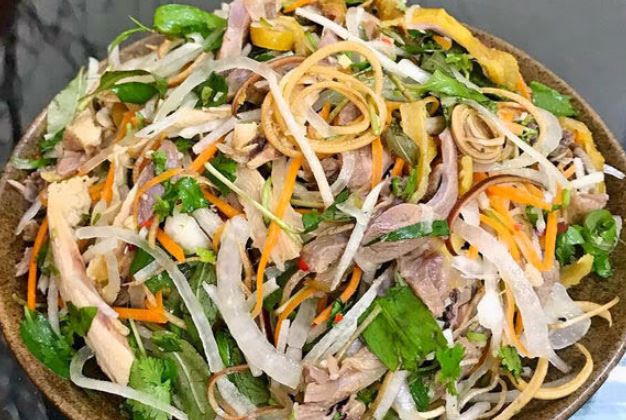 Gà luộc ăn không hết đem làm món này cả nhà gắp tới tấp, ngon miễn chê