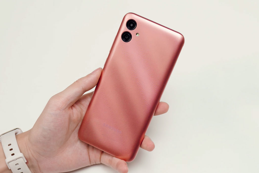 Ảnh chi tiết Samsung Galaxy A04e vừa lên kệ tại Việt Nam, giá 2,79 triệu đồng