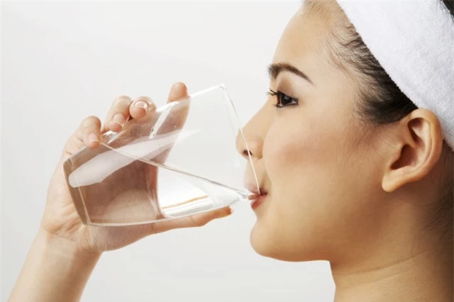 
Uống nhiều nước trước khi đi ngủ sẽ gây ra nhiều tác hại với cơ thể. Ảnh: Health.
