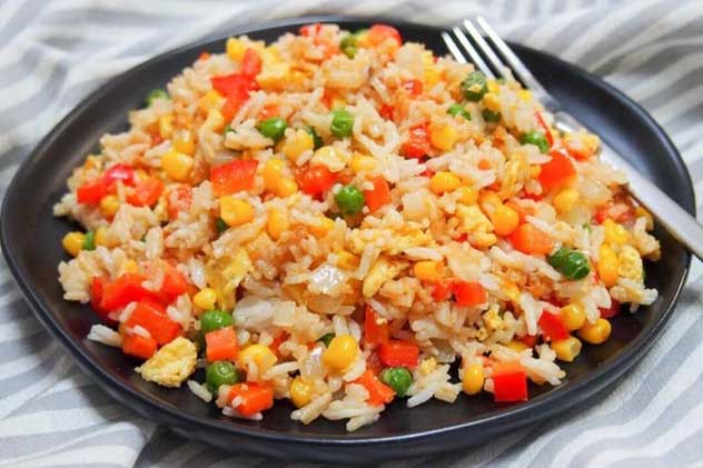 Làm cơm rang đừng cho ngay vào chảo, thêm bước này để hạt cơm tơi, săn chắc, ngoài giòn trong dẻo