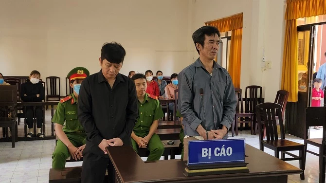 Bị cáo Vủ và Vinh (từ trái sang) tại phiên xét xử ngày 26/12/2022