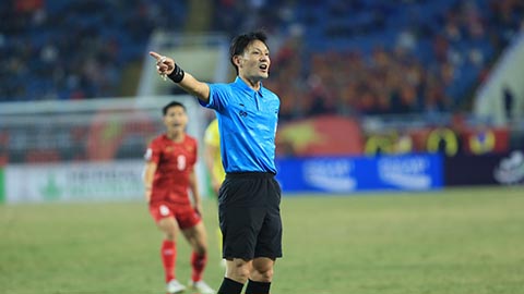 Vì sao trọng tài phạt thẻ đỏ cầu thủ Malaysia và cho Việt Nam hưởng phạt đền?
