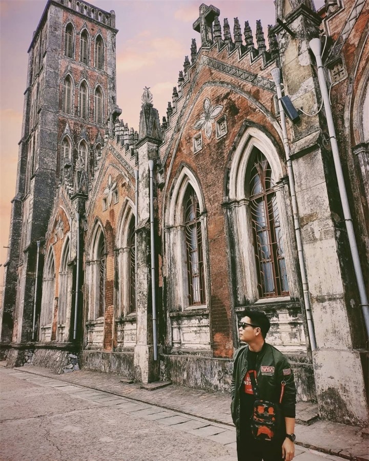 Kiến trúc đồ sộ cổ kính của nhà thờ Sở Kiện như đưa du khách lạc về quá khứ - 7