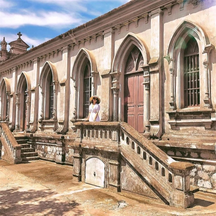 Kiến trúc đồ sộ cổ kính của nhà thờ Sở Kiện như đưa du khách lạc về quá khứ - 8