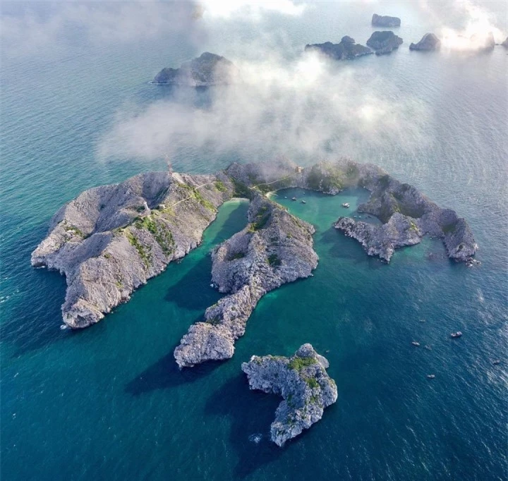 Ngắm ngọn hải đăng cổ bậc nhất Việt Nam nằm trên đảo hoang sơ, hiểm trở - 1