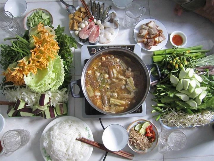 Món lẩu mắm U Minh trong bữa cơm gia đình ở thành thị