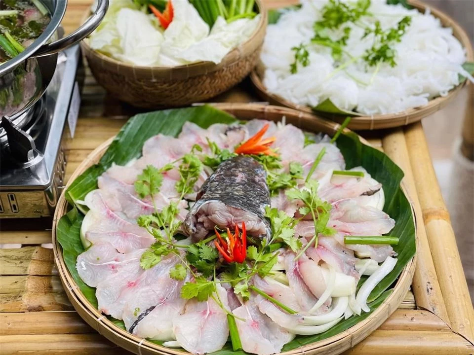 Dù biến tấu ở đâu, món Lẩu mắm U Minh không thể thiếu cá lóc, vốn có rất nhiều trong thiên nhiên vùng Đồng bằng Sông Cửu Long