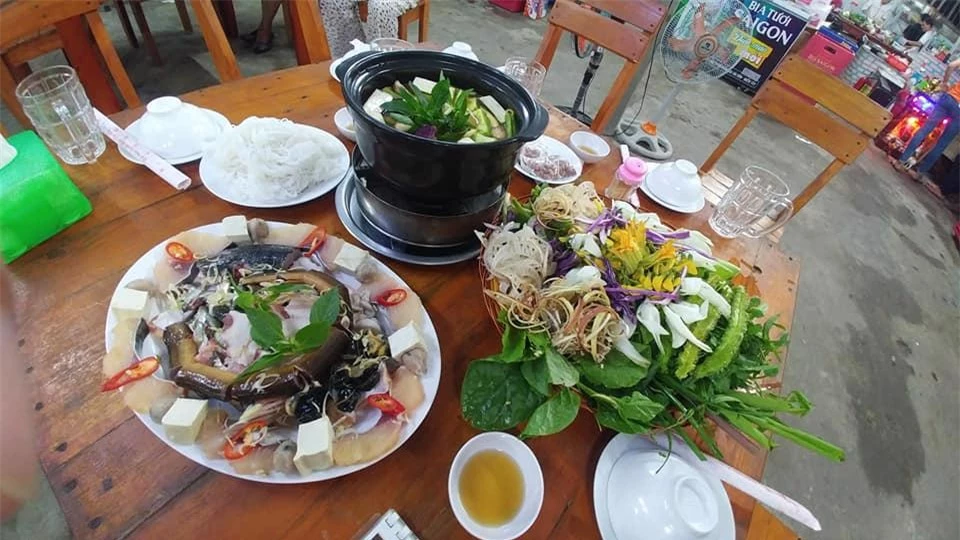 Một biến tấu của Lẩu mắm U Minh ở địa phương khác, khi rau rừng U Minh được thay thế bằng loại rau khác sẵn có.