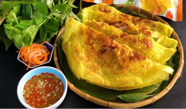 3 cách pha bột bánh xèo vàng, giòn rụm, rán không dính chảo, ngon như ngoài hàng