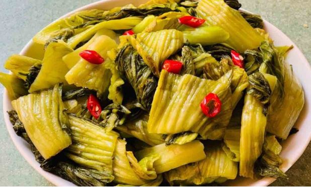 Thả thứ này vào làm dưa muối: Dưa vàng ruộm ăn giòn tan không lo nổi váng hỏng