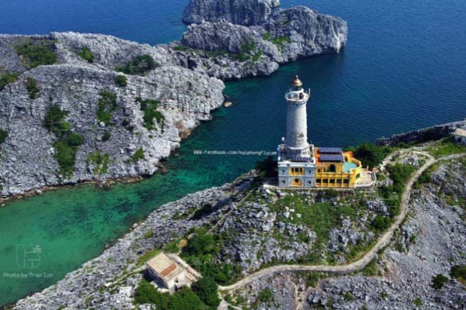Ngắm ngọn hải đăng cổ bậc nhất Việt Nam nằm trên đảo hoang sơ, hiểm trở