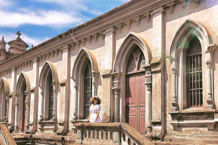 Kiến trúc đồ sộ cổ kính của nhà thờ Sở Kiện như đưa du khách lạc về quá khứ