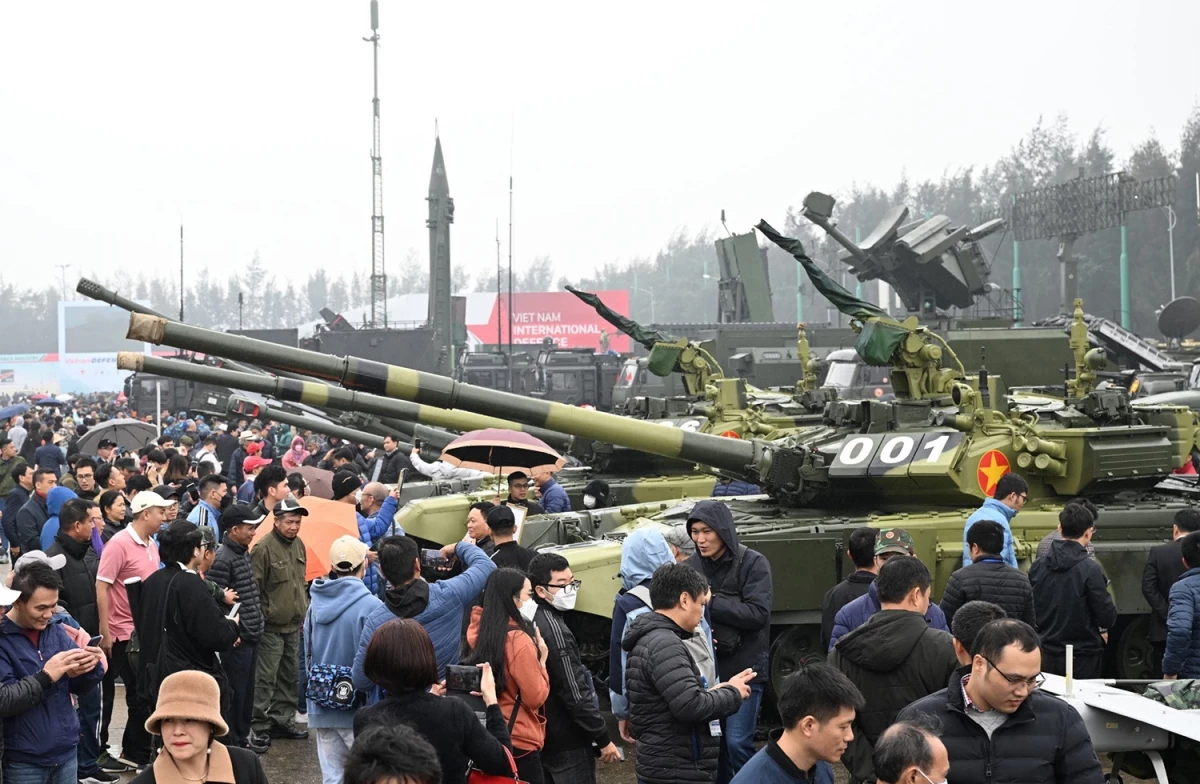 Được biên chế từ năm 2018, các xe tăng chiến đấu chủ lực T-90S và T-90SK của Binh chủng Tăng thiết giáp thu hút sự chú ý lớn của khách thăm quan Triển lãm Quốc phòng quốc tế Việt Nam 2022 vừa qua.