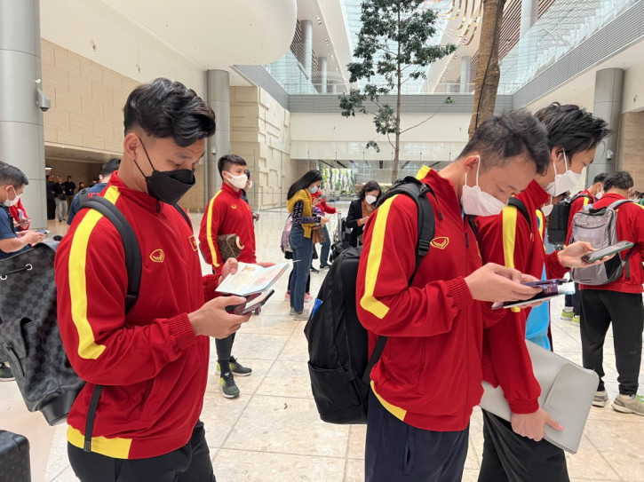 Chủm ảnh: ĐT Việt Nam đã tới Singapore, Quang Hải có hành động gây chú ý