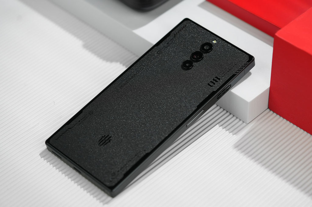 Smartphone chip Snapdragon 8 Gen 2, RAM 12 GB, pin ‘khủng’, sạc 80W, giá từ 13,5 triệu