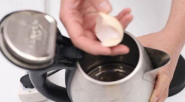 Ấm nước dùng lâu bị đóng cặn: Cho thứ này vào đun sôi 1 lần là sạch bong, không mất công cọ rửa