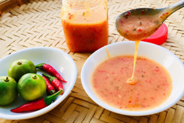 Làm muối chấm gà luộc đừng chỉ cho chanh ớt: Cho thêm thứ này chấm thịt gà đậm vị ăn cực ngon