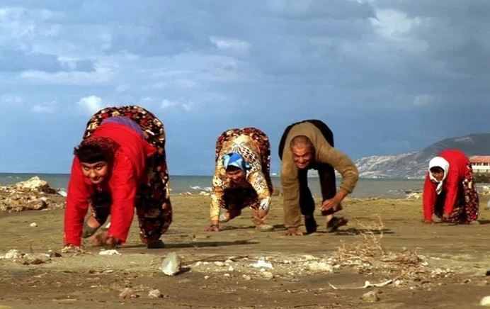 Ngôi làng kỳ lạ, người dân chỉ biết di chuyển bằng 4 chi thay vì đi thẳng đứng