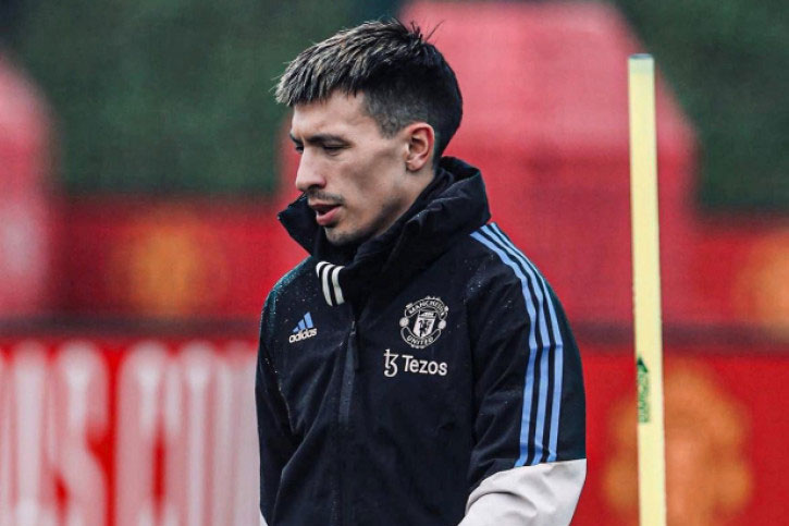 Lisandro Martinez “đốn tim” fan với hành động cao cả, trở lại giúp MU đấu Wolves