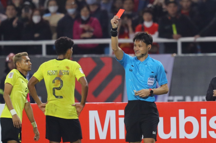 Cho ĐT Việt Nam hưởng penalty, trọng tài được báo giới Anh ca ngợi