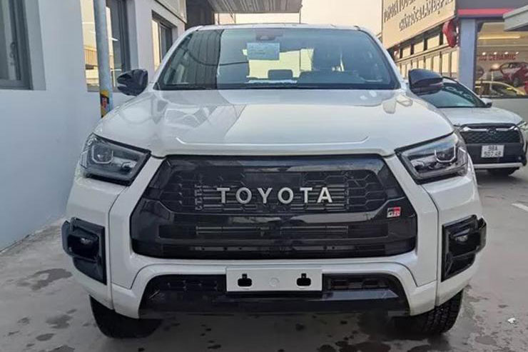 Toyota Hilux GR Sport đã có mặt tại Việt Nam, giá 1,1 tỷ đồng