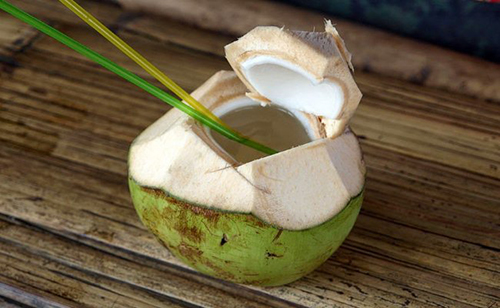 Dùng nước dừa bôi lên mặt bạn sẽ thấy điều "thần kỳ" xảy ra