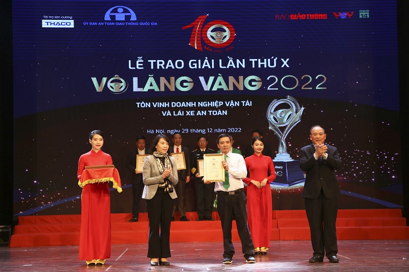 Vô lăng vàng Trần Hán Trọng - Công ty TNHH vận tải công nghệ Mai Linh Hà Nội, một tấm gương lái xe an toàn và có hành động cao đẹp trả lại 700 triệu đồng cho khách hàng để quên trên taxi.