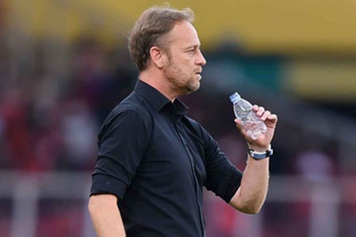 HLV Polking ca ng&#x1EE3;i c&#xE1;c c&#x1EA7;u th&#x1EE7; Th&#xE1;i Lan sau tr&#x1EAD;n &#x111;&#x1EA5;u qu&#x1EA3; c&#x1EA3;m v&#x1EDB;i Indonesia