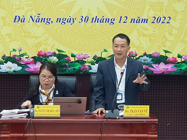 Cục trưởng Cục Thống kê Đà Nẵng Trần Văn Vũ trả lời các câu hỏi tại cuộc họp báo