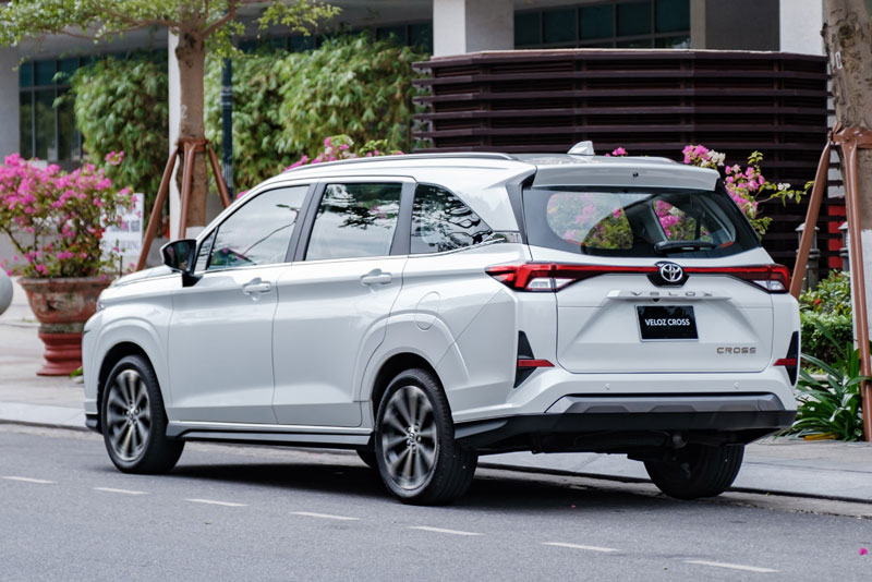 7. Toyota Veloz Cross (doanh số: 12.876 chiếc).