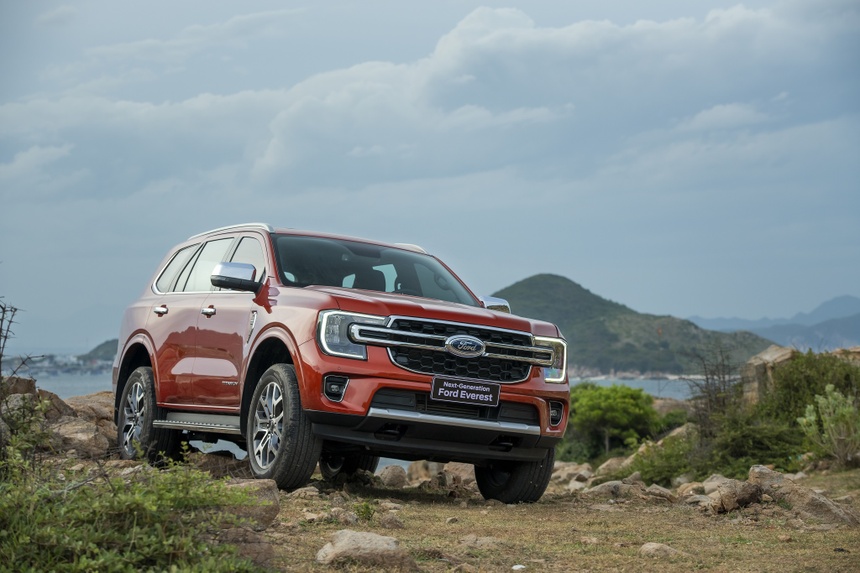 Ford Everest Titanium 4x2 được nâng cấp an toàn, tăng giá bán