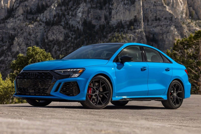 =5. Audi RS3 (thời gian tăng tốc từ 0-96 km/h: 3,6 giây).