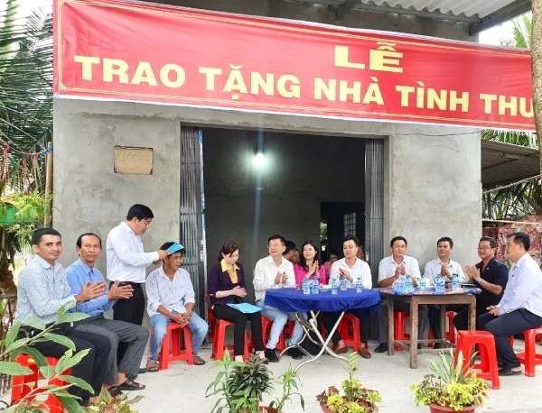 Toàn cảnh buổi lễ trao nhà tình thương cho gia đình ông Huỳnh Văn Trụ.