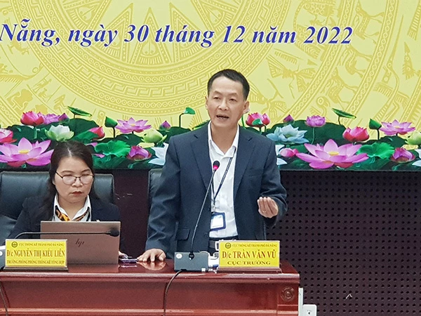 Cục trưởng Cục Thống kê Đà Nẵng Trần Văn Vũ trả lời câu hỏi của báo chí tại cuộc họp báo ngày 30/12/2022