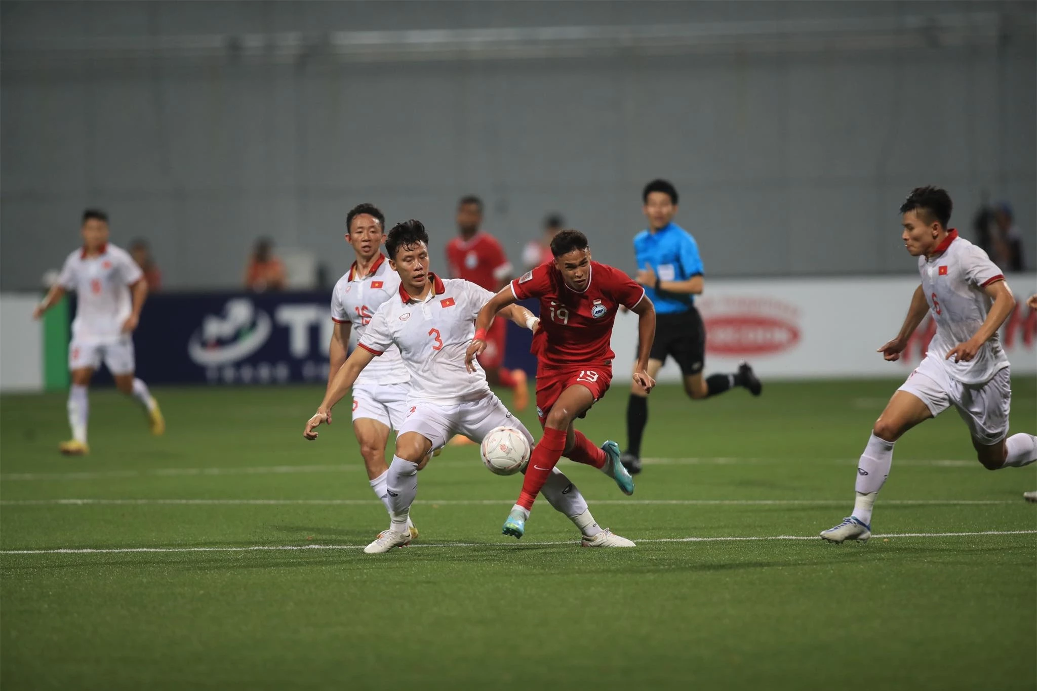 Quế Ngọc Hải cho rằng 1 điểm giành được trên sân của Singapore cũng là thành công với ĐT Việt Nam - Ảnh: Trí Công 