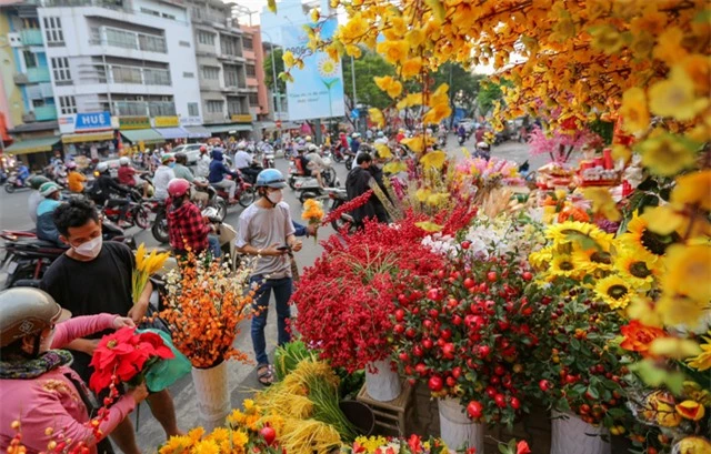 Thị trường đồ trang trí Tết dần sôi động - Ảnh 1.