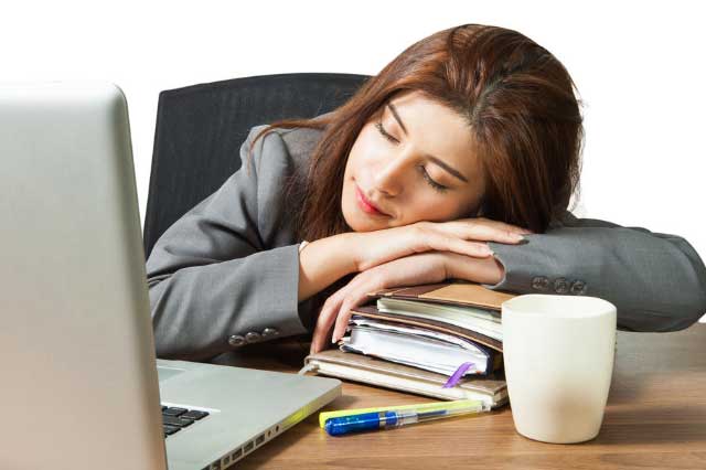 5 t&#xE1;c h&#x1EA1;i kh&#xF4;n l&#x1B0;&#x1EDD;ng t&#x1EDB;i s&#x1EE9;c kh&#x1ECF;e n&#x1EBF;u b&#x1EA1;n ng&#x1EE7; ngay sau khi &#x103;n tr&#x1B0;a