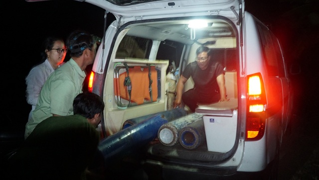 Lực lượng chức năng liên tục truyền nước và oxy xuống cho bé. Lực lượng chức năng liên tục truyền nước và oxy xuống cho bé.