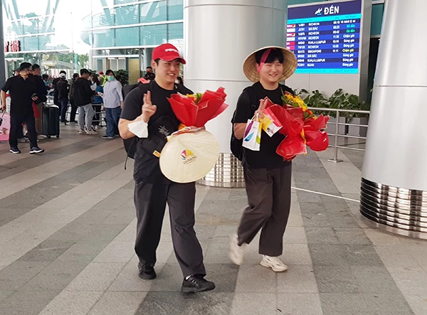 Du khách Hàn Quốc bày tỏ niềm vui được tặng hoa và quà khi "xông đất" Đà Nẵng năm mới 2023
