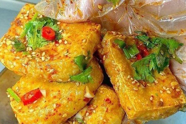 Đậu phụ chiên xong đem trộn với kiểu sốt này ăn rất đưa cơm