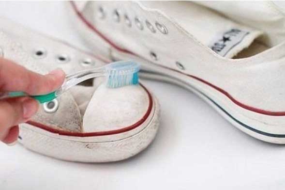 Cách tẩy vết mốc trên giày thể thao nhanh gọn, hiệu quả