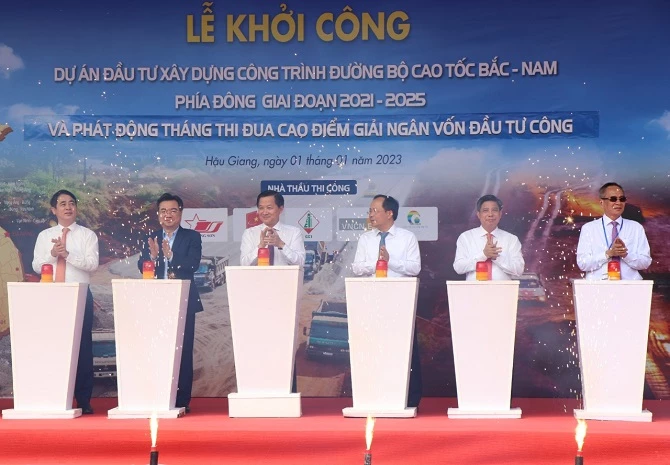 Phó Thủ tướng Chính phủ Lê Minh Khái và các đại biểu tại buổi lễ khởi công tuyến cao tốc Cần Thơ - Hậu Giang 
