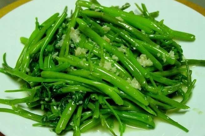 Rau muống xào tỏi 'xưa rồi', kết hợp thêm thứ này rất thơm ngon: Giúp thải độc gan, bổ máu, ngừa cảm cúm