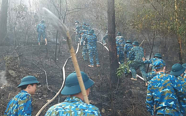 Hà Nội: Huy động hàng trăm chiến sĩ dập lửa cứu rừng ngày Tết Dương lịch